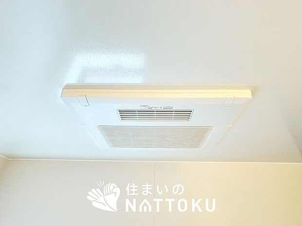 【電気式浴室暖房換気乾燥機】寒い冬場はあたたかく、暑い夏場は扇風機のような心地よさです。
雨の日は、浴室が衣類乾燥スペースになります。
