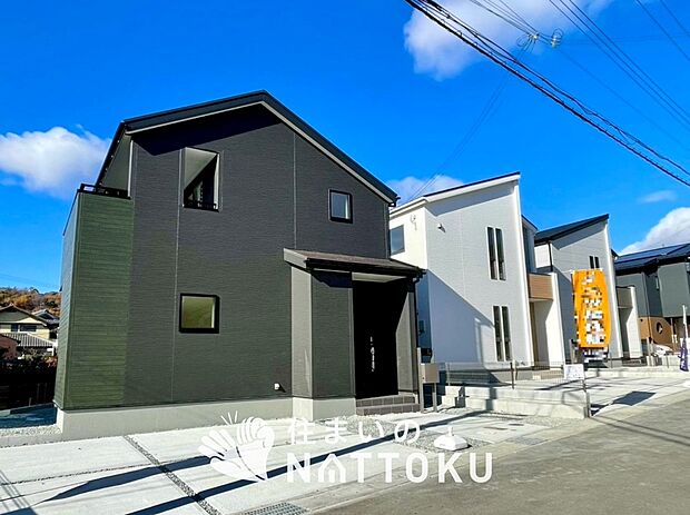 【現地写真（街並み）】軽くて火災に強い屋根材を採用し、地震時の建物への負担や揺れを軽減しています。