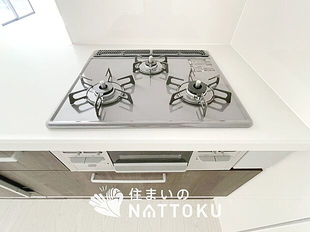 【ビルトインコンロ】フラットな構造で清掃性が高く、過熱防止センサー付3口タイプで日頃の家事も快適です。