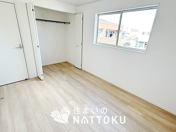 【現地写真（寝室）】木目の美しさを際立たせるシンプルデザインの建具を使用しています。