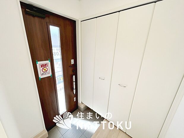 【現地写真（玄関）】玄関には、大型のシューズ収納を設置しています。
