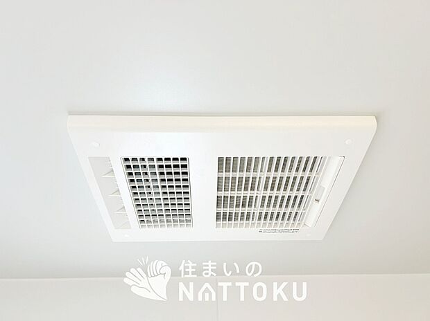 【浴室暖房換気乾燥機】サイドブロー機能で、乾燥効率アップです。
サイドに吹き出しを搭載することにより浴室内を端まで循環する気流ができ、さらに省エネ性能がアップします。
