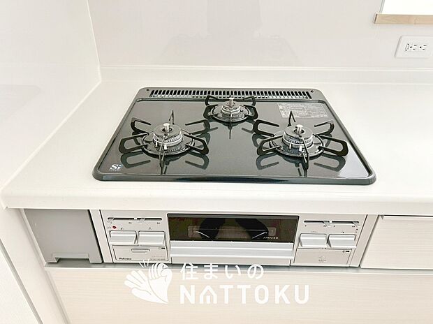 【ビルトインコンロ】フラットな構造で清掃性が高く、過熱防止センサー付３口タイプで日頃の家事も快適です。