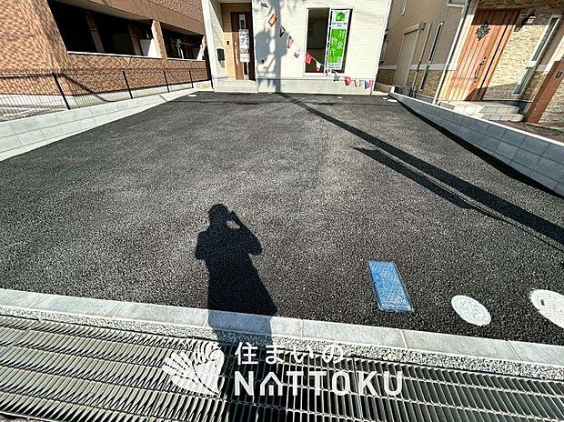 【現地写真（駐車場）】駐車スペースが広く、運転が苦手な方も安心です。