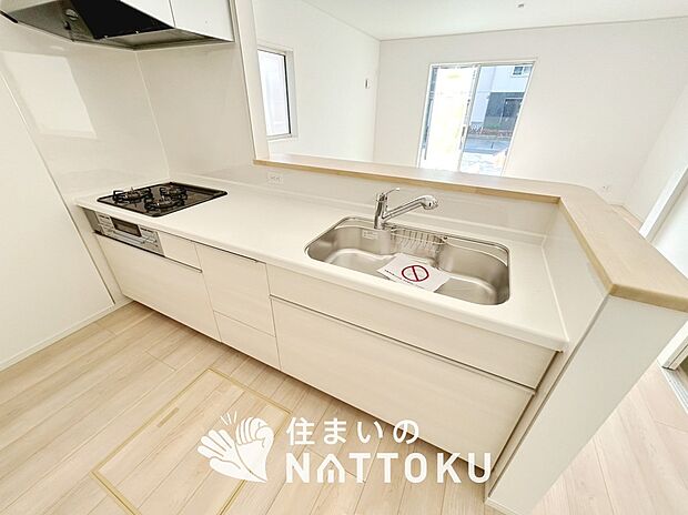【現地写真（キッチン）】収納たっぷりのシステムキッチン、浄水器付水栓を標準装備しています。