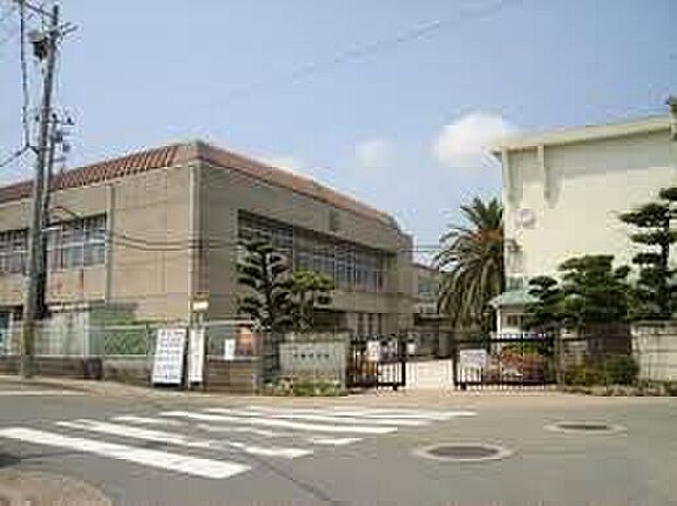 加古川市立中部中学校(約950m)