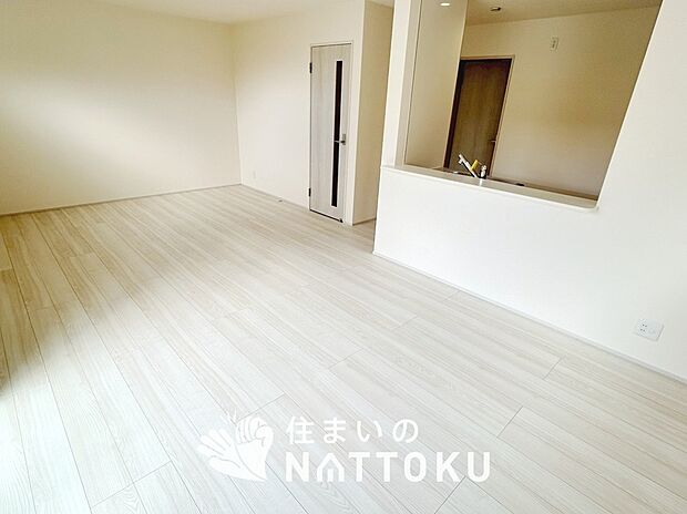 【現地写真(リビング)】フローリング材には、木目、色調など木材特有の風合いがあり、ナチュラルな美しさになっています。