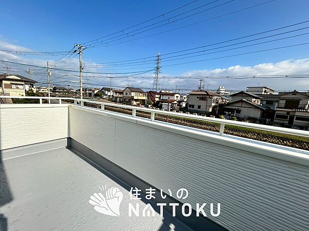 【バルコニー】奥行きが広く、洗濯物をゆったりと干せる十分な広さで、家族の洗濯も捗ります。