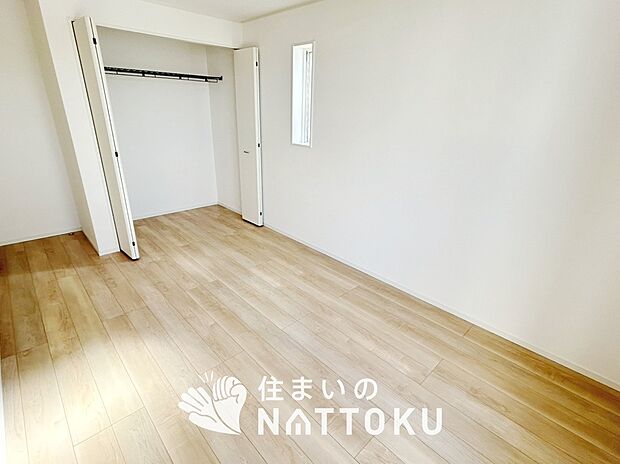 【現地写真（寝室）】木目の美しさを際立たせるシンプルデザインの建具を使用しています。