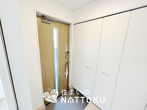 【現地写真（玄関）】玄関には、大型のシューズ収納を設置しています。