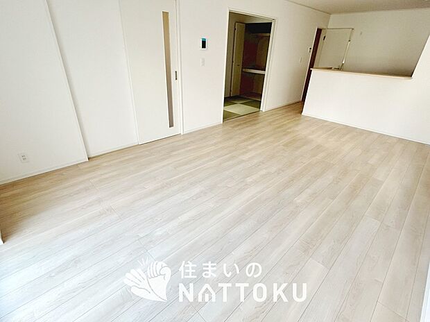 【現地写真（リビング）】フローリング材には、木目、色調など木材特有の風合いがあり、ナチュラルな美しさになっています。