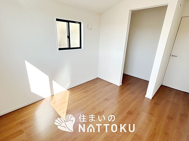 【現地写真(洋室)】木目の美しさを際立たせるシンプルデザインの建具を使用しています。