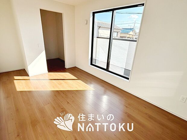 【現地写真(寝室)】木目の美しさを際立たせるシンプルデザインの建具を使用しています。