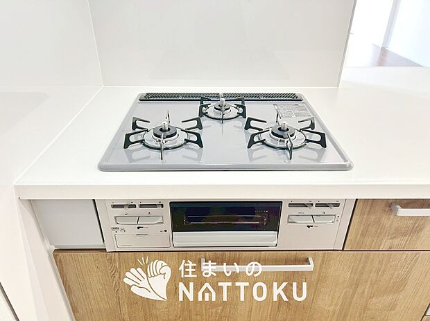 【ビルトインコンロ】フラットな構造で清掃性が高く、過熱防止センサー付3口タイプで日頃の家事も快適です。