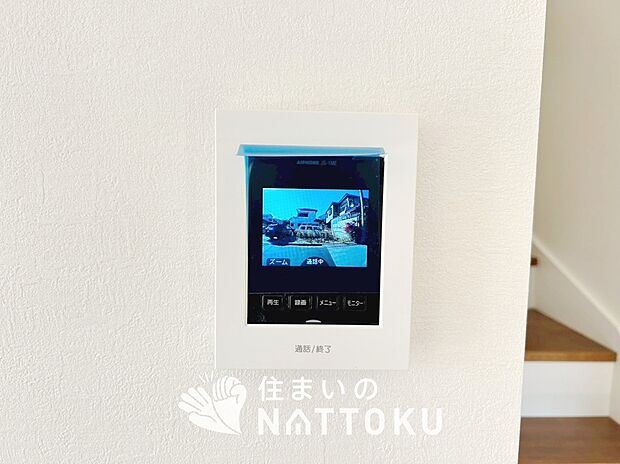 【TVモニター付インターホン】来訪者を画像と音声で確認できる、防犯性に優れた安心のシステム。
スッキリしたデザインで、誰でも簡単に操作できます。