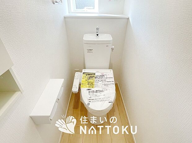 【トイレ】汚れてもサッとひと拭きでお手入れ簡単、エコ仕様の温水洗浄便座付きのトイレです。
バリアフリーにも配慮しています。
