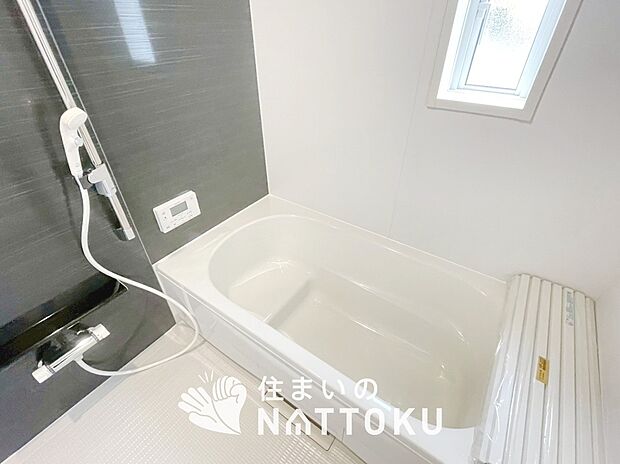 【現地写真（浴室）】浴室暖房乾燥機付き。１坪タイプで広々です。