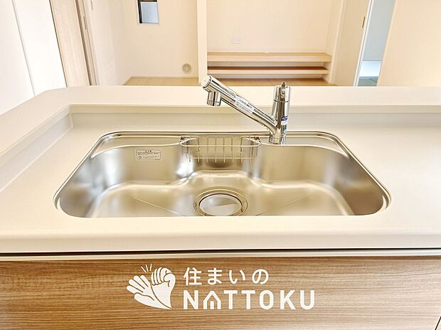 【浄水器内臓型ハンドシャワー付シンク】傷や汚れが付きにくい静音仕様の全面エンボス加工シンク。
また、蛇口の先端に浄水器を内蔵。浄水シャワーが使える毎分4リットルのたっぷり浄水。