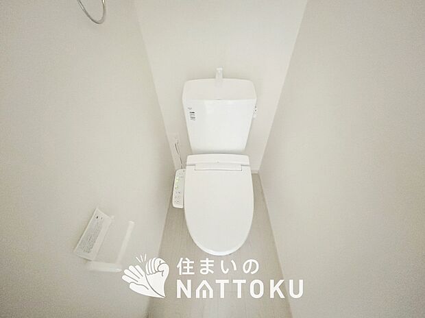 【トイレ】汚れてもサッとひと拭きでお手入れ簡単、エコ仕様の温水洗浄便座付きのトイレです。
バリアフリーにも配慮しています。