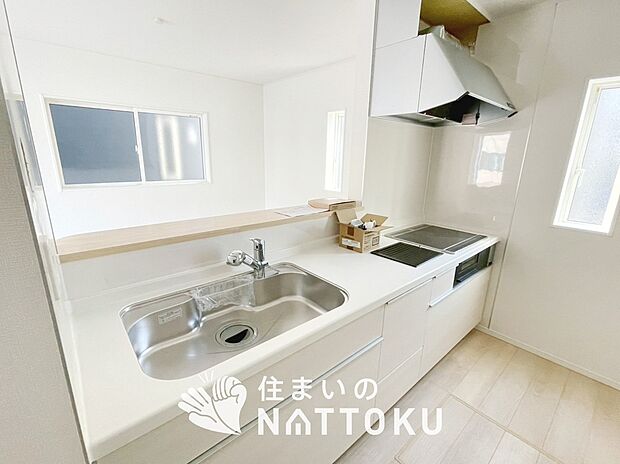 【現地写真（キッチン）】収納たっぷりのシステムキッチン、浄水器付水栓を標準装備しています。