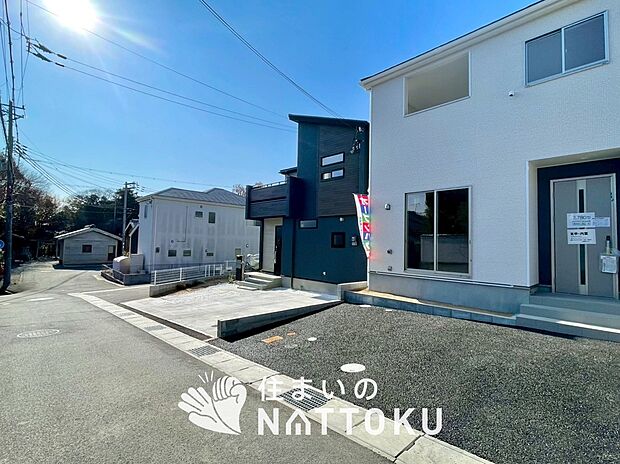 【現地写真(前道含む外観)】健康被害に配慮したもっとも安全性の高い建材を採用し、シックハウス対策をしております。