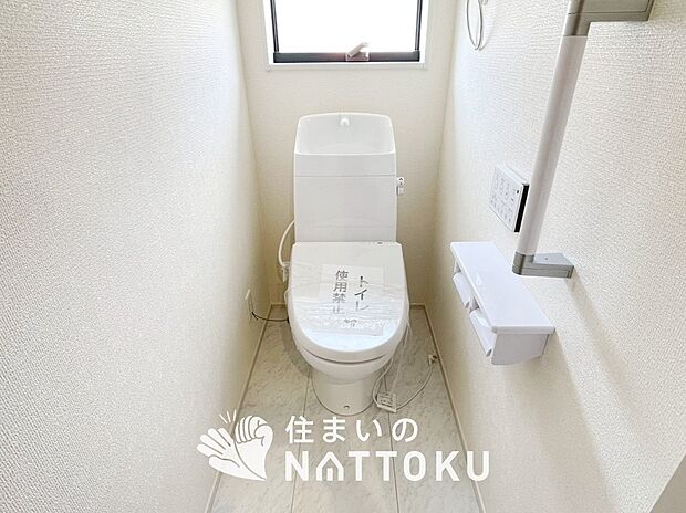 【トイレ】汚れてもサッとひと拭きでお手入れ簡単、エコ仕様の温水洗浄便座付きのトイレです。
バリアフリーにも配慮しています。