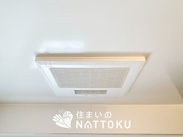 【電気式浴室暖房換気乾燥機】寒い冬場はあたたかく、暑い夏場は扇風機のような心地よさです。
雨の日は、浴室が衣類乾燥スペースになります。
