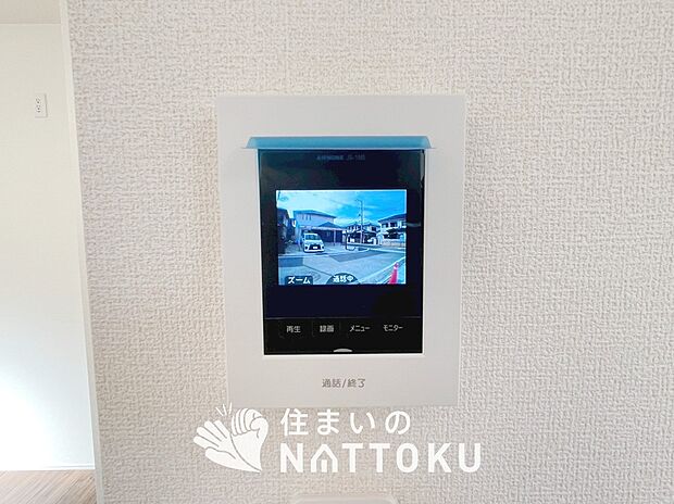 【TVモニター付インターホン】録画機能付きで、自動録画のほか、手動録画もできます。
受話、呼出音量の調整、明るさ調整が可能です。また、来訪者をズーム機能でズームアップして確認できます。