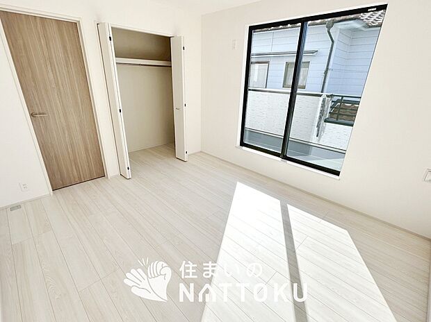 【現地写真(寝室)】木目の美しさを際立たせるシンプルデザインの建具を使用しています。