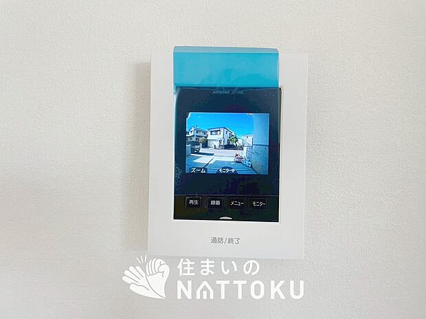 【TVモニター付インターホン】来訪者を画像と音声で確認できる、防犯性に優れた安心のシステム。
スッキリしたデザインで、誰でも簡単に操作できます。