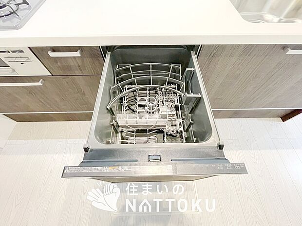 【食器洗い乾燥機】食後の時間にゆとりを与えてくれる食器洗い乾燥機。
操作ボタンも上面にあるので、腰をかがめずに操作ができラクラクです。
