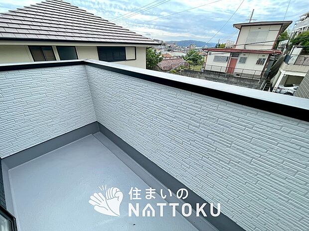 【バルコニー】奥行きが広く、洗濯物をゆったりと干せる十分な広さで、家族の洗濯も捗ります。