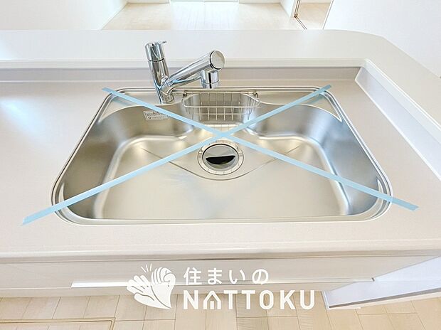 【浄水器内臓型ハンドシャワー付シンク】傷や汚れが付きにくい静音仕様の全面エンボス加工シンク。
また、蛇口の先端に浄水器を内蔵。浄水シャワーが使える毎分4リットルのたっぷり浄水。
