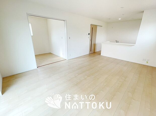 【現地写真（リビング）】フローリング材には、木目、色調など木材特有の風合いがあり、ナチュラルな美しさになっています。