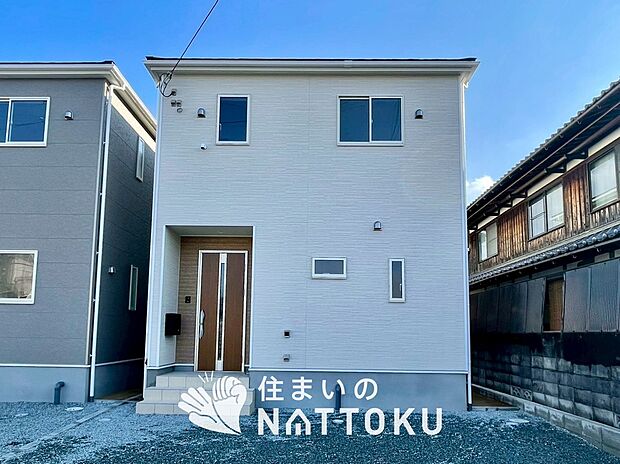 【現地写真(外観)【2号地】】軽くて火災に強い屋根材を採用し、地震時の建物への負担や揺れを軽減しています。