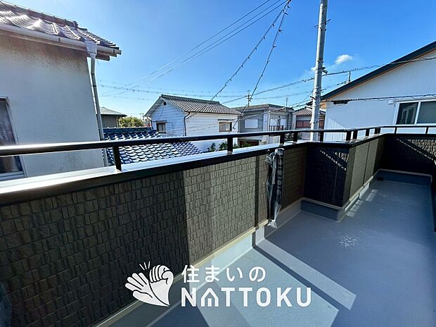 【バルコニー】奥行きが広く、洗濯物をゆったりと干せる十分な広さで、家族の洗濯も捗ります。