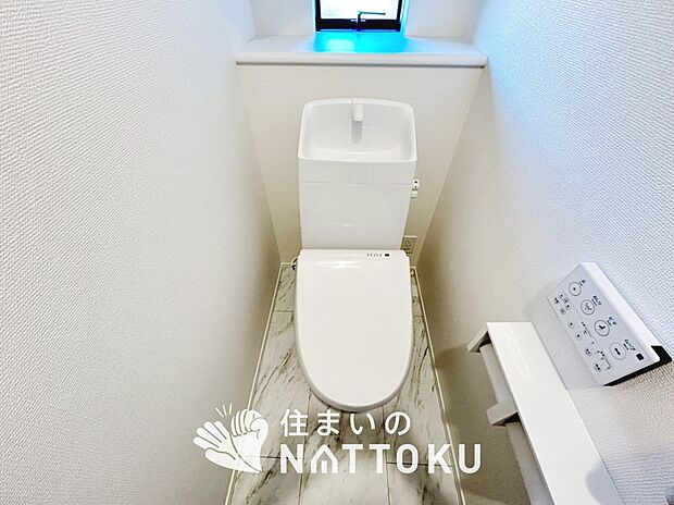 【トイレ】汚れてもサッとひと拭きでお手入れ簡単、エコ仕様の温水洗浄便座付きのトイレです。
バリアフリーにも配慮しています。
