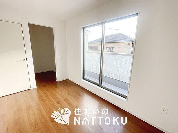 【現地写真（洋室）】木目の美しさを際立たせるシンプルデザインの建具を使用しています。