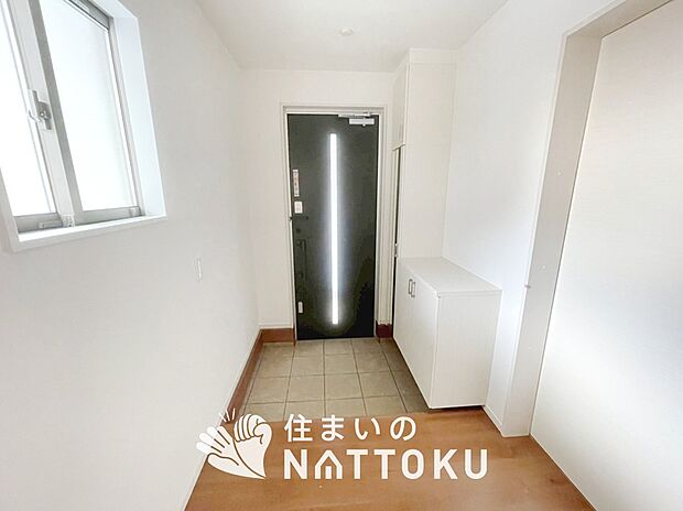 【現地写真（玄関）】玄関には、大型のシューズ収納を設置しています。