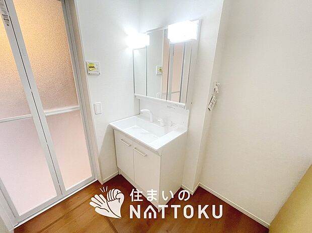 【洗面台・洗面所】鏡の両サイドは、必要なものを取出しやすく、大きな鏡面で朝の準備も快適。
使いやすいリフトアップ機能付きのシングルレバーシャワー水栓付です。
