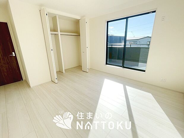 【現地写真（寝室）】木目の美しさを際立たせるシンプルデザインの建具を使用しています。