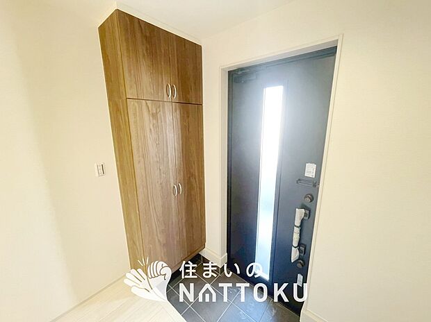 【現地写真（玄関）】玄関には、大型のシューズ収納を設置しています。