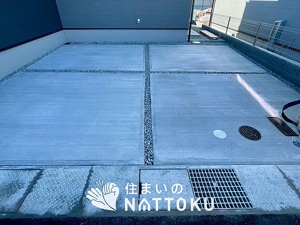 【現地写真（駐車場）】駐車スペースが広く、運転が苦手な方も安心です。