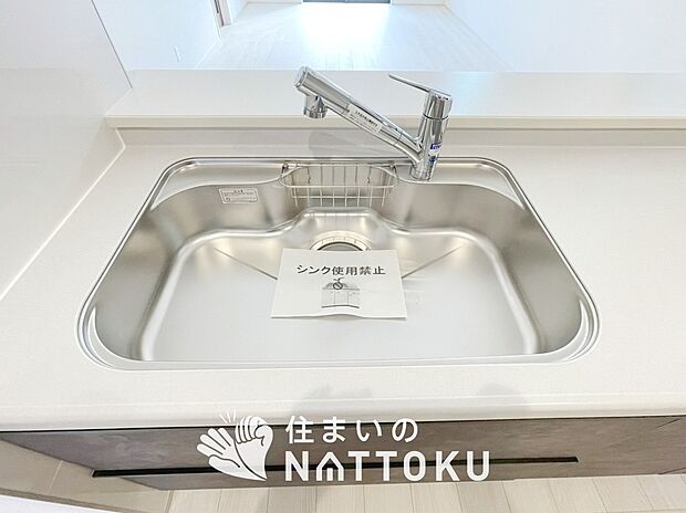 【浄水器内臓型ハンドシャワー付シンク】傷や汚れが付きにくい静音仕様の全面エンボス加工シンク。
また、蛇口の先端に浄水器を内蔵。浄水シャワーが使える毎分4リットルのたっぷり浄水。