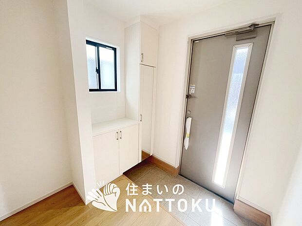 【現地写真(玄関)】玄関には、大型のシューズ収納を設置しています。