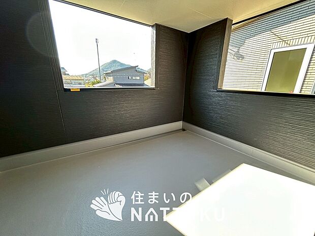 【バルコニー】奥行きが広く、洗濯物をゆったりと干せる十分な広さで、家族の洗濯も捗ります。