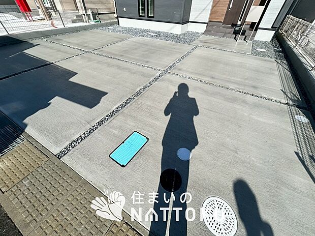 【現地写真（駐車場）】駐車スペースが広く、運転が苦手な方も安心です。