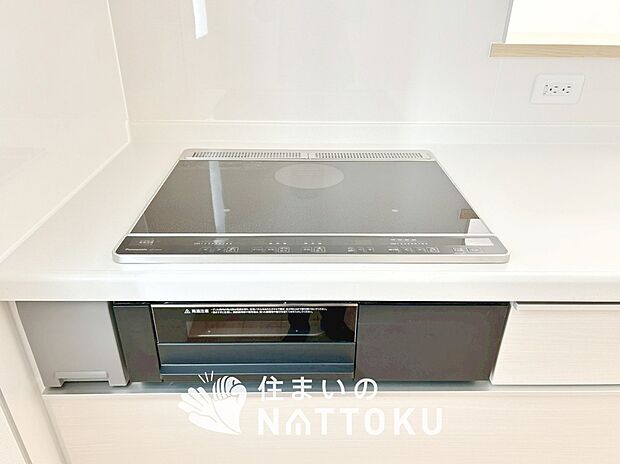 【ビルトインコンロ】フラットな構造で清掃性が高く、過熱防止センサー付3口タイプで日頃の家事も快適です。