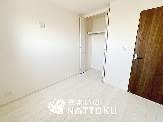 【現地写真（洋室）】木目の美しさを際立たせるシンプルデザインの建具を使用しています。