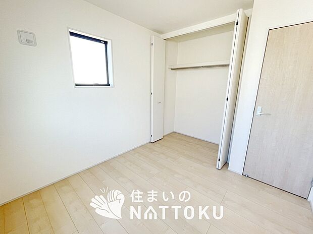 【現地写真（洋室）】木目の美しさを際立たせるシンプルデザインの建具を使用しています。